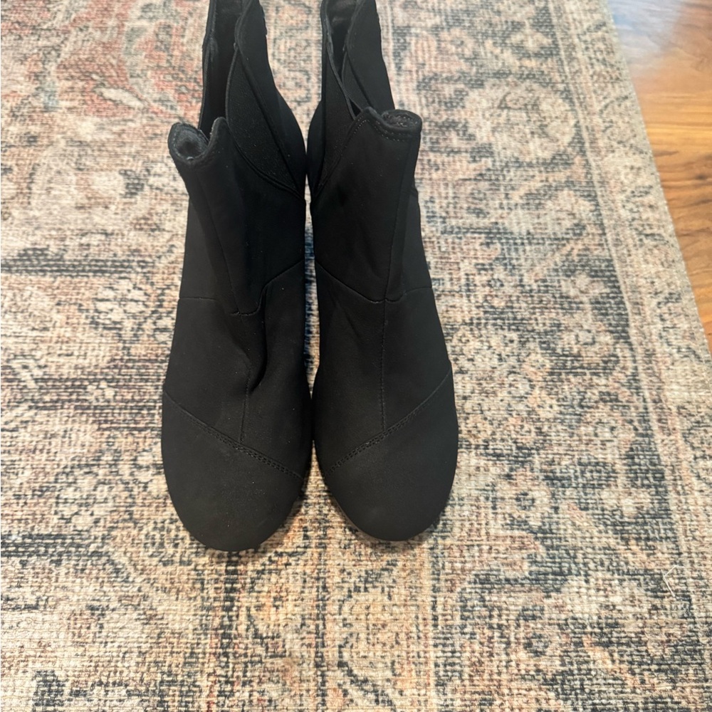 Elegant Black Women's Ankle Boots Size 7 Like New!